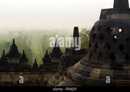 Stupa presso il Borobudur su Java, Indonesia Foto Stock