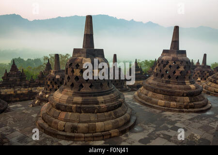 Stupa presso il Borobudur su Java, Indonesia Foto Stock