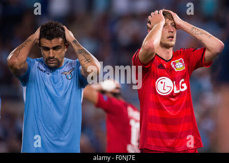 Roma, Italia. 18 Agosto, 2015. Leverkusen Stefan Kiesslingand Roma's Mauricio (l) in azione durante la UEFA Champions League play-off round prima gamba partita di calcio tra la SS Lazio e Bayer Leverkusen allo stadio Olimpico di Roma, Italia, 18 agosto 2015.Foto:MARIUS BECKER/dpa/Alamy Live News Foto Stock