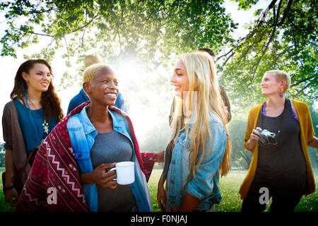 Gli amici all'aperto Camping Holiday allegro concetto Foto Stock