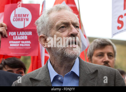 Jeremy Corbyn,leadership laburista candidato,parla a Kings Cross in favore di mettere le ferrovie indietro nella proprietà pubblica Foto Stock