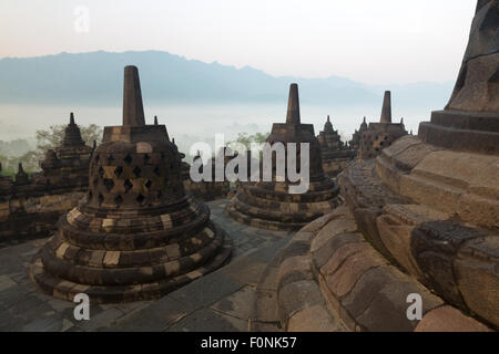 Stupa presso il Borobudur su Java, Indonesia Foto Stock