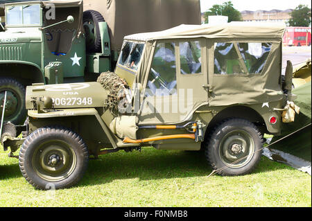 Vecchio WWII American jeep militari a un evento pubblico in Inghilterra, Regno Unito Foto Stock
