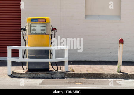 Antique sbiadito e stazione di rifornimento di carburante dalla pompa la strada Foto Stock