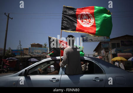 A Kabul, Afghanistan. 19 Ago, 2015. Gli afgani tenere Afghanistan bandiere nazionali per celebrare il paese della 96anniversario dell indipendenza dall'impero britannico occupazione a Kabul, Afghanistan, 19 Agosto, 2015. Credito: Ahmad Massoud/Xinhua/Alamy Live News Foto Stock