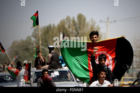 A Kabul, Afghanistan. 19 Ago, 2015. Gli afgani tenere Afghanistan bandiere nazionali per celebrare il paese della 96anniversario dell indipendenza dall'impero britannico occupazione a Kabul, Afghanistan, 19 Agosto, 2015. Credito: Ahmad Massoud/Xinhua/Alamy Live News Foto Stock