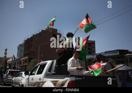 A Kabul, Afghanistan. 19 Ago, 2015. Gli afgani tenere Afghanistan bandiere nazionali per celebrare il paese della 96anniversario dell indipendenza dall'impero britannico occupazione a Kabul, Afghanistan, 19 Agosto, 2015. Credito: Ahmad Massoud/Xinhua/Alamy Live News Foto Stock