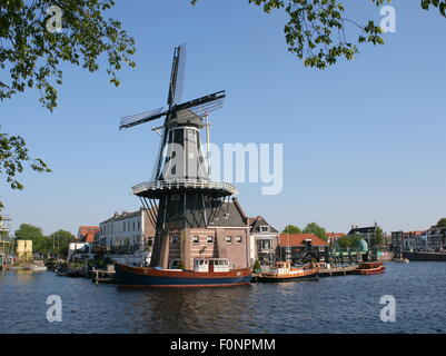 De Adriaan mulino di Haarlem, Paesi Bassi. Ricostruita nel 2002. Il mulino a vento originale risale al 1779. Vista dal fiume Spaarne Foto Stock