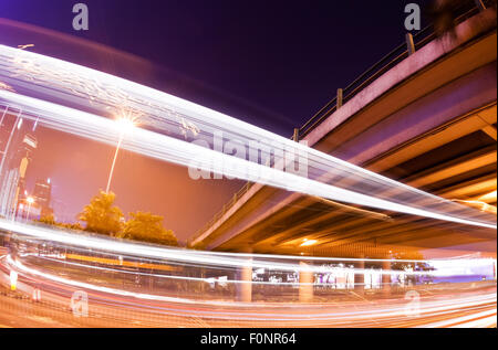 I percorsi del traffico di double decker viaggiando su una strada molto trafficata Foto Stock