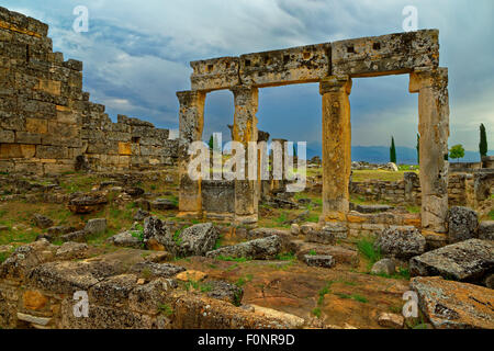 Resta presso l'antico insediamento romano di Hierapolis sopra Pamukkale vicino a Denizli, Turchia. Foto Stock