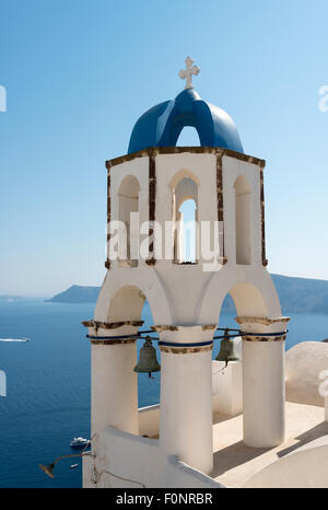 Campanile di Aghios Spiridonas (San Spiridione) chiesa, Oia - Santorini, Grecia Foto Stock