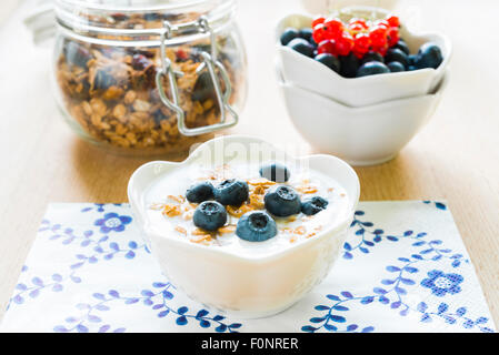 Sana colazione con muesli, mirtilli e ribes. Foto Stock