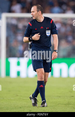 Roma, Italia. 18 Agosto, 2015. Arbitro Jonas Eriksson nello Stadio Olimpico di Roma, Italia, 18 agosto 2015. Bayer 04 Leverkusen dovrà affrontare la SS Lazio in UEFA Champions League qualifiche prima gamba corrisponde il 18 agosto 2015. Foto: MARIUS BECKER/dpa/Alamy Live News Foto Stock