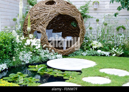 Bird nascondere nei Paesaggi viventi: Twitchers città giardino disegnato da Sarah Keyser a RHS Hampton Court Palace Flower Show 2015 Foto Stock