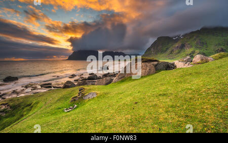 Drammatico tramonto sulla spiaggia di Uttakleiv sulle isole Lofoten in Norvegia. Hdr elaborato. Foto Stock