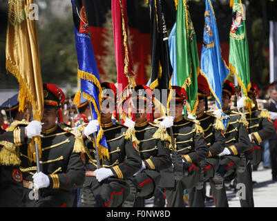 A Kabul, Afghanistan. 19 Ago, 2015. Afghan onore guardie marzo presso la cerimonia della posa di una corona di fiori per rendere omaggio agli ex re afghano Ghazi Amanullah Khan durante un evento per contrassegnare il giorno di indipendenza a Kabul, Afghanistan del 19 agosto, 2015. Devastate dalla guerra in Afghanistan ha segnato il 96º anniversario della sua indipendenza dall'impero britannico occupazione mercoledì. Credito: Rahmin/Xinhua/Alamy Live News Foto Stock