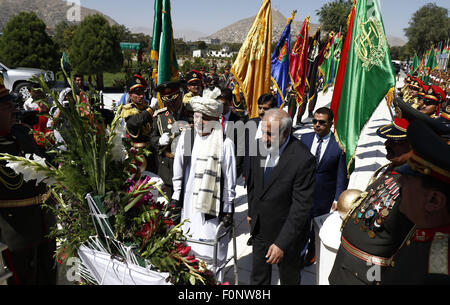 A Kabul, Afghanistan. 19 Ago, 2015. Il Presidente afghano Ashraf Ghani (C) assiste la cerimonia della posa di una corona di fiori per rendere omaggio agli ex re afghano Ghazi Amanullah Khan durante un evento per contrassegnare il giorno di indipendenza a Kabul, Afghanistan, 19 Agosto, 2015. Devastate dalla guerra in Afghanistan ha segnato il 96º anniversario della sua indipendenza dall'impero britannico occupazione mercoledì. Credito: Rahmin/Xinhua/Alamy Live News Foto Stock