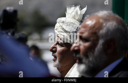 A Kabul, Afghanistan. 19 Ago, 2015. Il Presidente afghano Ashraf Ghani (L) assiste la cerimonia della posa di una corona di fiori per rendere omaggio agli ex re afghano Ghazi Amanullah Khan durante un evento per contrassegnare il giorno di indipendenza a Kabul, Afghanistan, 19 Agosto, 2015. Devastate dalla guerra in Afghanistan ha segnato il 96º anniversario della sua indipendenza dall'impero britannico occupazione mercoledì. Credito: Rahmin/Xinhua/Alamy Live News Foto Stock