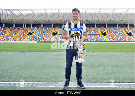 Udine, Italia. 19 Agosto, 2015. conferenza stampa di presentazione del nuovo Udinese il centrocampista Marco Antonio de Mattos Filho Marquinho. Acquisita da AS Roma il centrocampista firmato con Udinese Calcio a quattro anni di contratto. Udine 19 agosto 2015. Credito: Simone Ferraro/Alamy Live News Foto Stock