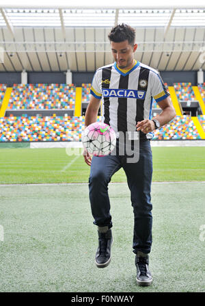 Udine, Italia. 19 Agosto, 2015. conferenza stampa di presentazione del nuovo Udinese il centrocampista Marco Antonio de Mattos Filho Marquinho. Acquisita da AS Roma il centrocampista firmato con Udinese Calcio a quattro anni di contratto. Udine 19 agosto 2015. Credito: Simone Ferraro/Alamy Live News Foto Stock