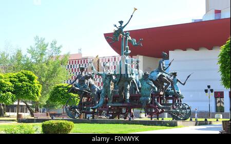 Bucarest, Romania - 24 giugno 2015. Dettagli architettonici del carrello con i clown scultura di Ioan Bolborea Foto Stock