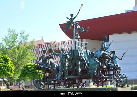 Bucarest, Romania - 24 giugno 2015. Dettagli architettonici del carrello con i clown scultura di Ioan Bolborea Foto Stock