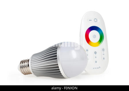 Economico colorato a LED E27 Luce con telecomando isolato su sfondo bianco con tracciato di ritaglio Foto Stock