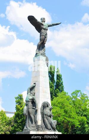 Dettagli architettonici del monumento di aviatori di Bucarest raffiguranti Icaro Foto Stock