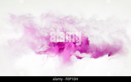 Esplosione di polvere isolata su sfondo bianco. Foto Stock