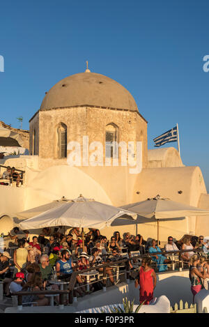 Resaturant e vecchia chiesa, Oia - Santorini, Grecia Foto Stock