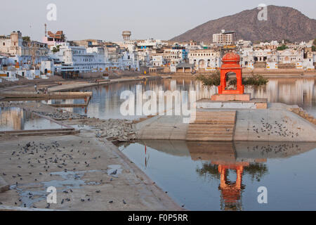 Serata a Pushkar in India, un Indù luogo di pellegrinaggio. Il lago è considerato avere scaturito da una lotus abbassare sceso di Brahma Foto Stock