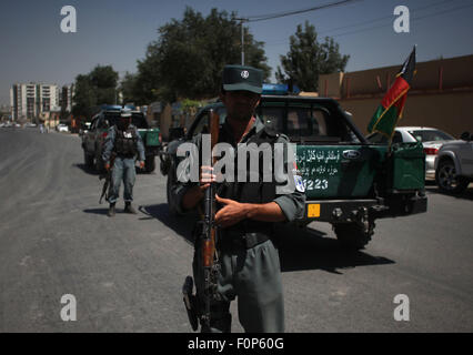 A Kabul, Afghanistan. 19 Ago, 2015. Un poliziotto afghano sta di guardia mentre la gente celebra il 96º anniversario della sua indipendenza dall'allora Impero Britannico occupazione a Kabul, Afghanistan, 19 Agosto, 2015. Devastate dalla guerra in Afghanistan ha segnato il 96º anniversario della sua indipendenza dall'allora Impero Britannico occupazione mercoledì. Credito: Ahmad Massoud/Xinhua/Alamy Live News Foto Stock