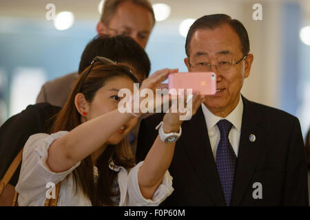 New York, Stati Uniti d'America. 19 Ago, 2015. Il Segretario Generale delle Nazioni Unite Ban Ki-moon (R) pone per un selfie con un turista presso la sede delle Nazioni Unite a New York, gli Stati Uniti, il 19 agosto, 2015. Credito: Li Muzi/Xinhua/Alamy Live News Foto Stock