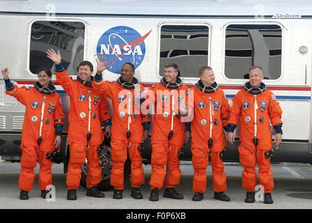 Space Shuttle STS-133 gli astronauti in lancio-e-voce adatta a onda nella parte anteriore del Astrovan come essi sono presi a Launch Pad 39A (L a R) Nicole Stott, Michael Barratt, Alvin Drew e Steve Bowen; Pilot Eric Boe; e comandante Steve Lindsey presso il Kennedy Space Center Febbraio 24, 2011 a Cape Canaveral, in Florida. Scoperta e i suoi sei membri dell'equipaggio sono in grado di offrire il permanente modulo multiuso, pranzo con i materiali di consumo e dei pezzi di ricambio critici, come pure Robonaut 2, l'abile astronauta umanoide helper, alla stazione spaziale internazionale. Foto Stock