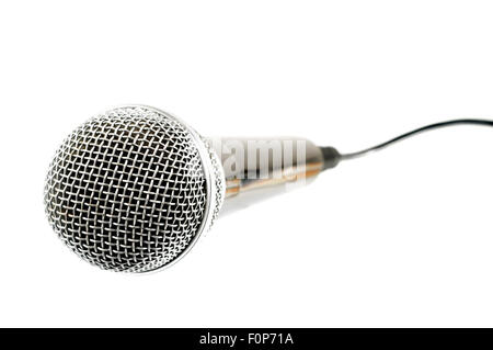Microfono isolato su uno sfondo bianco Foto Stock