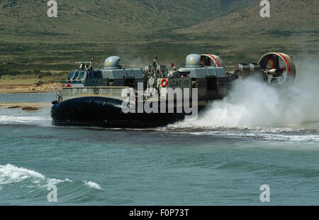 LCAC, Landing Craft Air Cushion dei Marines americani in esercizio a Capo Teulada (Sardegna, Italia) Foto Stock