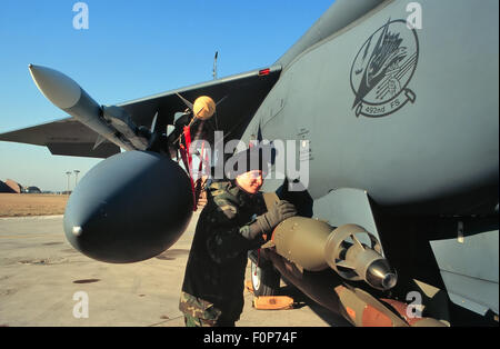 US Air Force, laser bombe guidate vengono caricati su un AF 15 caccia bombardiere in noi la base aerea di Aviano (Pordenone, Italia) Foto Stock