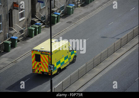 South Central ambulanza sulla strada per una chiamata di emergenza in Southampton Foto Stock