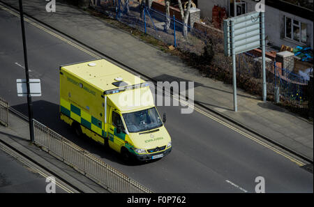 South Central ambulanza sulla strada per una chiamata di emergenza in Southampton Foto Stock