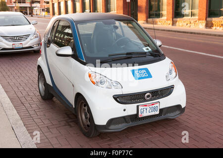 Un auto2Go Smart Fortwo auto parcheggiate sulla strada in attesa del successivo car sharing driver in Columbus, Ohio. Foto Stock