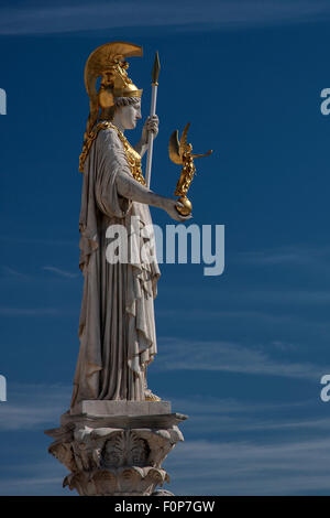 Pallade Atena statua di fronte a Vienna il Parlamento, Vienna, Austria Foto Stock