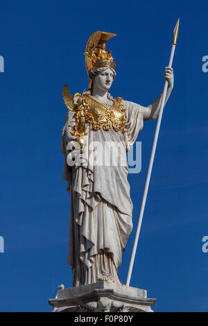 Pallade Atena statua di fronte a Vienna il Parlamento, Vienna, Austria Foto Stock