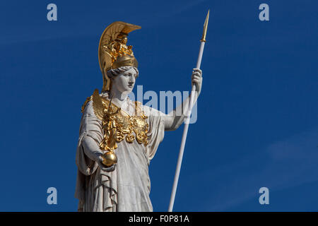 Pallade Atena statua di fronte a Vienna il Parlamento, Vienna, Austria Foto Stock