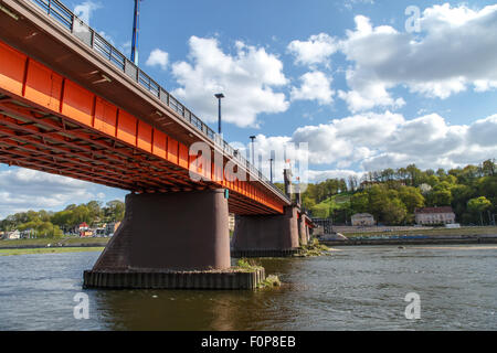 Close up vista laterale di Vytautas ponte sul fiume Nemunas che collegano Aleksotas e la città vecchia a Kaunas, Lituania. Foto Stock