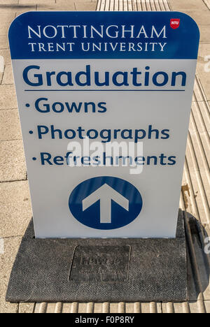 Il giorno di graduazione segno a Nottingham Trent University Foto Stock