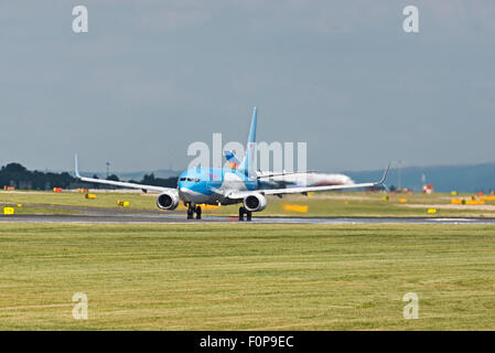 G-TAWB Thomson Airways Boeing 737-800 All'aeroporto di Manchester Inghilterra rotante di partenza Foto Stock