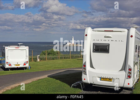 Vecchia Hartley Caravan Club site, con St. Mary's Island e il faro in distanza, Whitley Bay Foto Stock