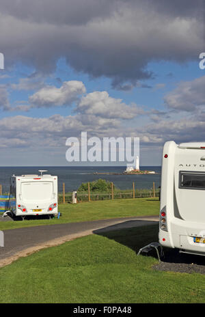 Vecchia Hartley Caravan Club site, con St. Mary's Island e il faro in distanza, Whitley Bay. Foto Stock