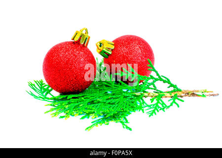 Macro shot di albero di natale sfere con una foglia di pino isolato su bianco Foto Stock