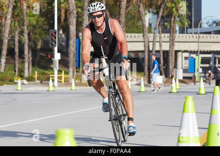 Ciclista maschio in competizione nella lunga spiaggia Triathlon. 16 agosto 2015. Foto Stock